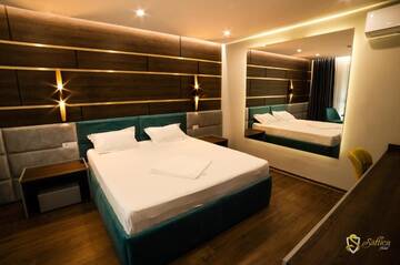 Фото номера Улучшенный двухместный номер с 1 кроватью Мотели Hotel Saftica г. Săftica 19