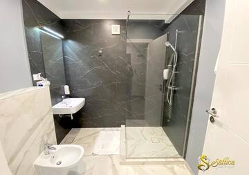 Фото номера Улучшенный двухместный номер с 1 кроватью Мотели Hotel Saftica г. Săftica 29