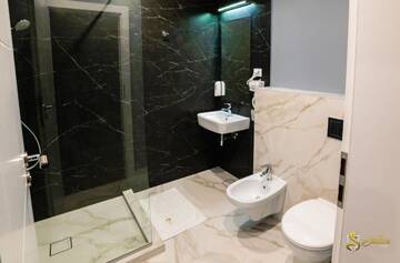 Фото номера Улучшенный двухместный номер с 1 кроватью Мотели Hotel Saftica г. Săftica 34